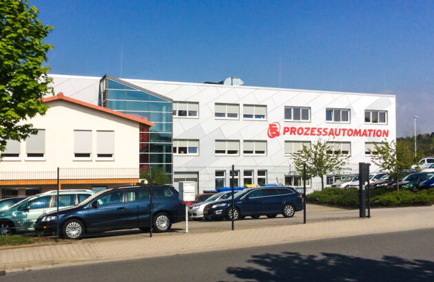 Building with large lettering - F und S Prozessautomation