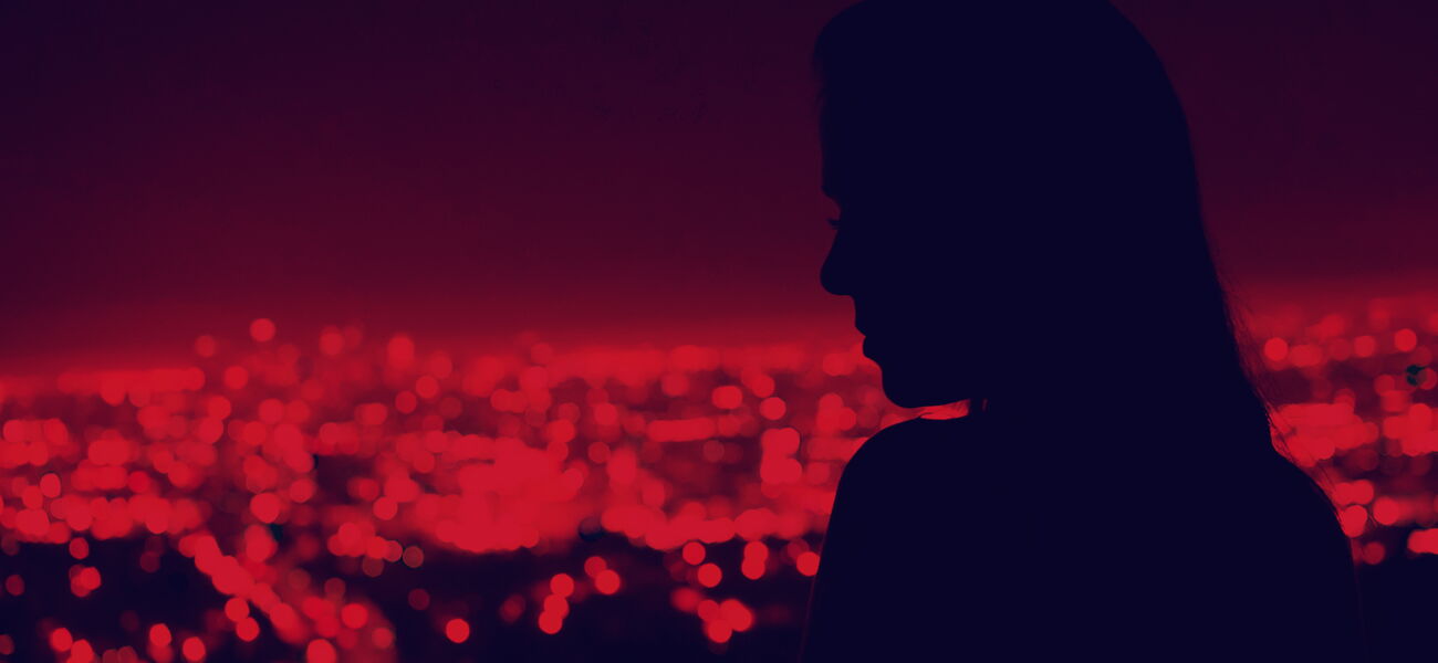 Rötliches Bild - Silhouette einer Frau.
