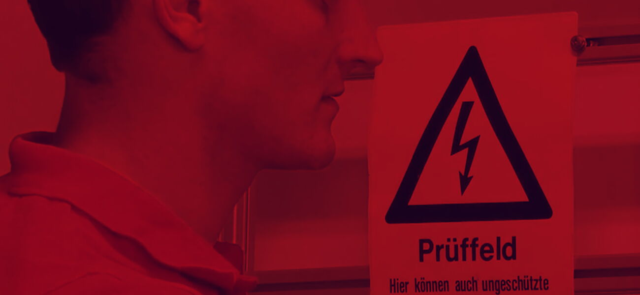 Rötliches Bild - Großes Prüffeld Schild.