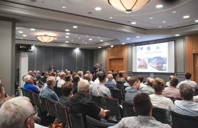 Visitors to the Hofmesse 2025 attend a workshop/lecture.